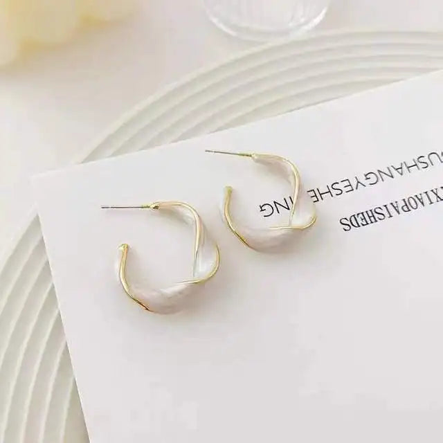 Lavender Purple Stud Earrings – Golden Twisted Art Design for Women